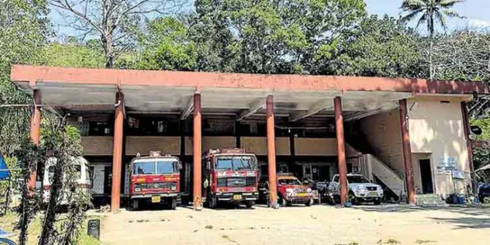 ജലക്ഷാമം അതിരൂക്ഷം ; ഫയർ എഞ്ചിനിൽ ഉപയോഗിക്കാൻ വെള്ളം ഇല്ല ജലക്ഷാമം അതിരൂക്ഷം ; ഫയർ എഞ്ചിനിൽ ഉപയോഗിക്കാൻ വെള്ളം ഇല്ല