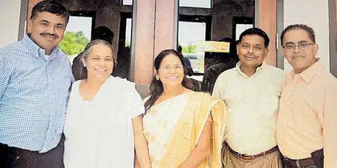 മാതാപിതാക്കളുടെ സ്മരണയ്ക്കായി ഭവനരഹിതർക്ക് വീട് ഒരുക്കി സഹോദരങ്ങൾ മാതാപിതാക്കളുടെ സ്മരണയ്ക്കായി ഭവനരഹിതർക്ക് വീട് ഒരുക്കി സഹോദരങ്ങൾ