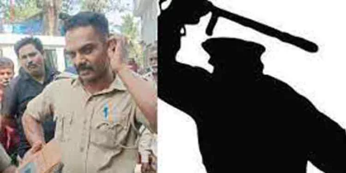 റോഡിൽ സംസാരിച്ച് നിൽക്കെ യുവാവിന് പോലീസ് മർദ്ദനം റോഡിൽ സംസാരിച്ച് നിൽക്കെ യുവാവിന് പോലീസ് മർദ്ദനം