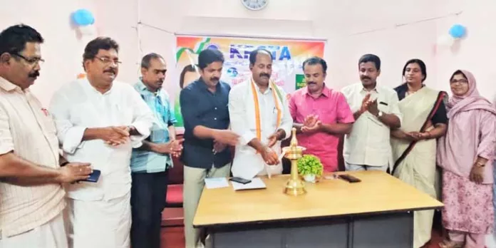 സ്കോളർഷിപ്പുകൾ വിതരണം ചെയ്യണം : ടീച്ചേഴ്സ് അസോസിയേഷൻ സ്കോളർഷിപ്പുകൾ വിതരണം ചെയ്യണം : ടീച്ചേഴ്സ് അസോസിയേഷൻ