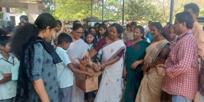 എസ് സി എല്.പി സ്കൂളിലെ കുട്ടികള്ക്ക് കോഴിക്കുഞ്ഞുങ്ങളെ വിതരണം ചെയ്തു എസ് സി എല്.പി സ്കൂളിലെ കുട്ടികള്ക്ക് കോഴിക്കുഞ്ഞുങ്ങളെ വിതരണം ചെയ്തു