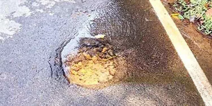 ജലക്ഷാമം രൂക്ഷമായ സമയത്ത് ജലവിതരണ പൈപ്പുകൾ പൊട്ടി വെള്ളം നഷ്ടപ്പെടുന്നു ജലക്ഷാമം രൂക്ഷമായ സമയത്ത് ജലവിതരണ പൈപ്പുകൾ പൊട്ടി വെള്ളം നഷ്ടപ്പെടുന്നു