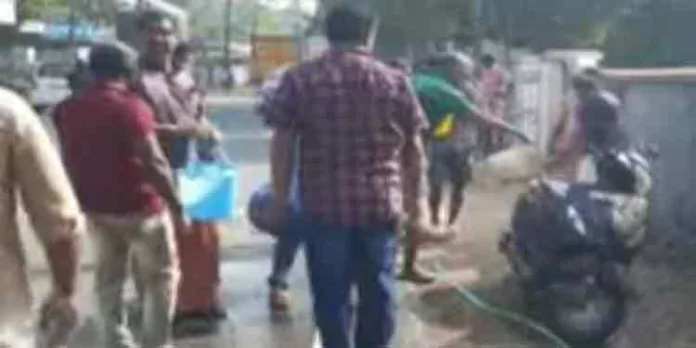 മൂവാറ്റുപുഴയിൽ ഓടിക്കൊണ്ടിരുന്ന സ്കൂട്ടറിന് തീപിടിച്ചു മൂവാറ്റുപുഴയിൽ ഓടിക്കൊണ്ടിരുന്ന സ്കൂട്ടറിന് തീപിടിച്ചു