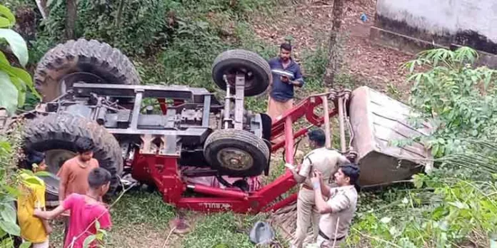 വടശേരിക്കരയില് ടാർ മിക്സർ ഘടിപ്പിച്ച ട്രാക്ടർ മറിഞ്ഞ് പീരുമേട് സ്വദേശിയായ യുവാവ് മരിച്ചു വടശേരിക്കരയില് ടാർ മിക്സർ ഘടിപ്പിച്ച ട്രാക്ടർ മറിഞ്ഞ് പീരുമേട് സ്വദേശിയായ യുവാവ് മരിച്ചു