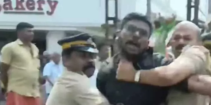 അങ്കമാലിയിൽ മുഖ്യമന്ത്രിക്ക് നേരെ കരിങ്കൊടി പ്രതിഷേധം അങ്കമാലിയിൽ മുഖ്യമന്ത്രിക്ക് നേരെ കരിങ്കൊടി പ്രതിഷേധം