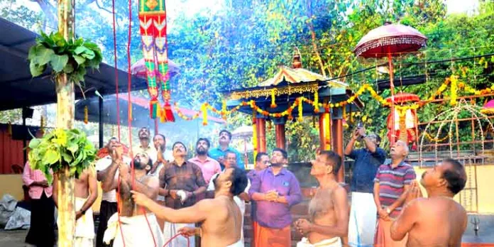 ഇലന്തൂർ പരിയാരം കുമരമല മലദേവർ നടയിലെ 35 മത് പ്രതിഷ്ഠാ വാർഷികാഘോഷങ്ങള്ക്കും അശ്വതി മഹോത്സവത്തിനും കൊടിയേറി ഇലന്തൂർ പരിയാരം കുമരമല മലദേവർ നടയിലെ 35 മത് പ്രതിഷ്ഠാ വാർഷികാഘോഷങ്ങള്ക്കും അശ്വതി മഹോത്സവത്തിനും കൊടിയേറി