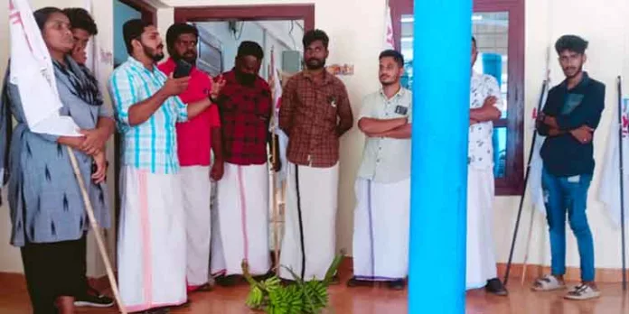 തണ്ണിത്തോട് പഞ്ചായത്ത് പ്രസിഡന്റ് വാഴക്കുല മോഷ്ടിച്ചു ? പ്രസിഡന്റിനു നല്കാന് വാഴക്കുലകളുമായി ഡി.വൈ.എഫ്.ഐ പ്രതിഷേധം തണ്ണിത്തോട് പഞ്ചായത്ത് പ്രസിഡന്റ് വാഴക്കുല മോഷ്ടിച്ചു ? പ്രസിഡന്റിനു നല്കാന് വാഴക്കുലകളുമായി ഡി.വൈ.എഫ്.ഐ പ്രതിഷേധം
