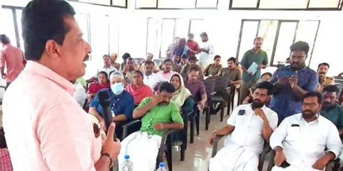 പുലി സാന്നിധ്യം സ്ഥിരീകരിച്ച മണ്ണാർക്കാട് തത്തേങ്ങലത്ത് പുലിയെ പിടിക്കാൻ കൂട് സ്ഥാപിക്കാൻ തീരുമാനം പുലി സാന്നിധ്യം സ്ഥിരീകരിച്ച മണ്ണാർക്കാട് തത്തേങ്ങലത്ത് പുലിയെ പിടിക്കാൻ കൂട് സ്ഥാപിക്കാൻ തീരുമാനം