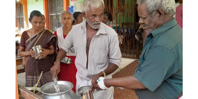 കോന്നി താലൂക്ക് ആശുപത്രിയിലെ രോഗികൾക്ക് അന്നമെത്തിച്ച് തോമസ് എന്ന വയോധികൻ കോന്നി താലൂക്ക് ആശുപത്രിയിലെ രോഗികൾക്ക് അന്നമെത്തിച്ച് തോമസ് എന്ന വയോധികൻ
