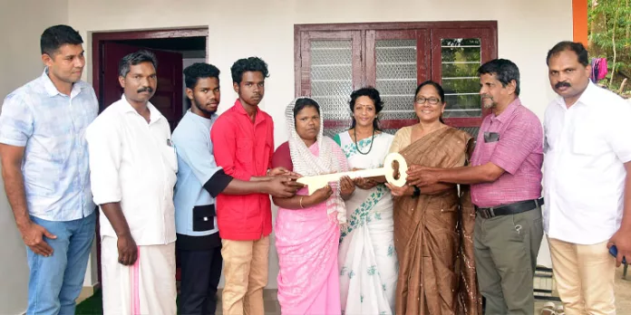 ഡോ.എം .എസ്. സുനിലിന്റെ 272 – മത്തെ സ്നേഹഭവനം വിധവയായ മിനിക്കും കുടുംബത്തിനും ഡോ.എം .എസ്. സുനിലിന്റെ 272 – മത്തെ സ്നേഹഭവനം വിധവയായ മിനിക്കും കുടുംബത്തിനും