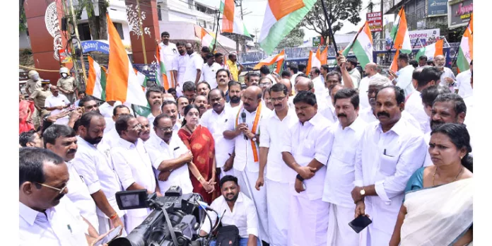 കേരളം ഭരിക്കുന്നത് നികുതികൊള്ളക്കാരും ധൂര്ത്ത് പുത്രന്മാരും ; അഡ്വ. എം. ലിജു കേരളം ഭരിക്കുന്നത് നികുതികൊള്ളക്കാരും ധൂര്ത്ത് പുത്രന്മാരും ; അഡ്വ. എം. ലിജു