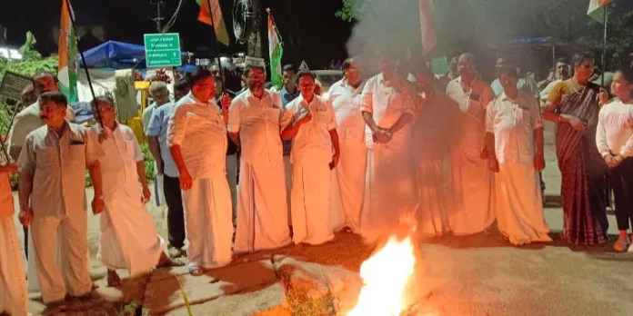 കോൺഗ്രസ് പറക്കോട് മണ്ഡലം കമ്മിറ്റിയുടെ ആഭിമുഖ്യത്തിൽ പന്തം കൊളുത്തി പ്രകടനം നടത്തി കോൺഗ്രസ് പറക്കോട് മണ്ഡലം കമ്മിറ്റിയുടെ ആഭിമുഖ്യത്തിൽ പന്തം കൊളുത്തി പ്രകടനം നടത്തി
