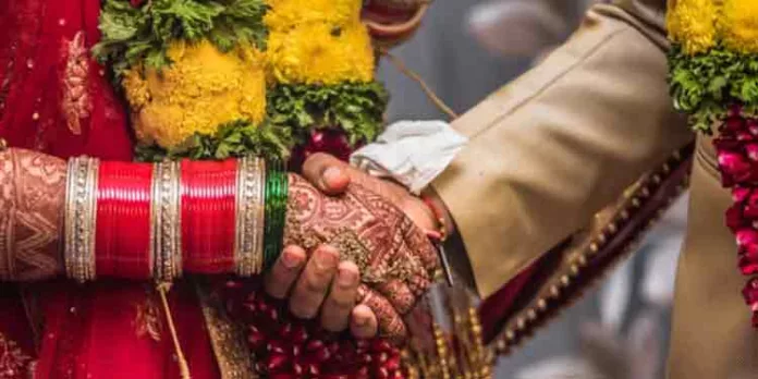 വിവാഹ വാര്ഷികം മറന്നുപോയതിന്റെ പേരില് ആക്രമിക്കപ്പെട്ടെന്ന് യുവാവിന്റെ പരാതി വിവാഹ വാര്ഷികം മറന്നുപോയതിന്റെ പേരില് ആക്രമിക്കപ്പെട്ടെന്ന് യുവാവിന്റെ പരാതി