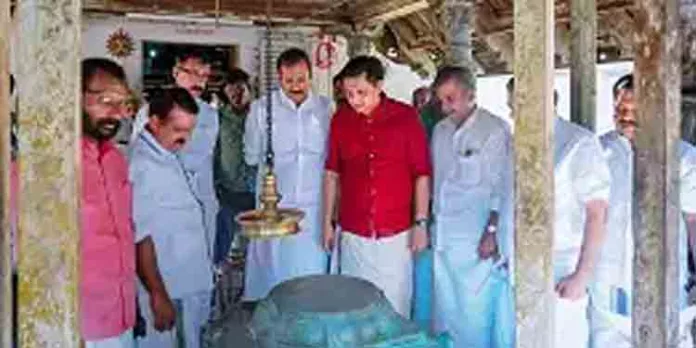 മന്ത്രി മുഹമ്മദ് റിയാസും അനൂപ് ജേക്കബ്ബ് എംഎല്എയും കൂത്താട്ടുകുളം മഹാദേവക്ഷേത്രത്തില് ഷര്ട്ടു ധരിച്ചു കയറിയത് വിവാദത്തില് മന്ത്രി മുഹമ്മദ് റിയാസും അനൂപ് ജേക്കബ്ബ് എംഎല്എയും കൂത്താട്ടുകുളം മഹാദേവക്ഷേത്രത്തില് ഷര്ട്ടു ധരിച്ചു കയറിയത് വിവാദത്തില്