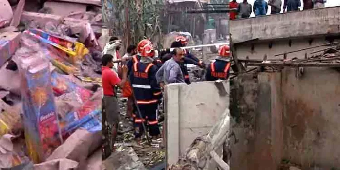 വരാപ്പുഴ മുട്ടിനകത്ത് സ്ഫോടനമുണ്ടായ പ്രദേശത്തെ വീടുകളില്നിന്ന് ആളുകളെ ഒഴിപ്പിച്ചു വരാപ്പുഴ മുട്ടിനകത്ത് സ്ഫോടനമുണ്ടായ പ്രദേശത്തെ വീടുകളില്നിന്ന് ആളുകളെ ഒഴിപ്പിച്ചു