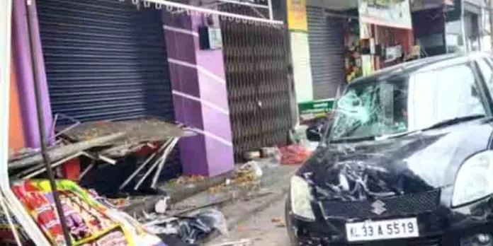 ചിറയിന്കീഴില് നിയന്ത്രണം വിട്ട കാര് കടയിലേക്ക് ഇടിച്ച് കയറി കടയുടമയ്ക്ക് ഗുരുതര പരിക്ക് ചിറയിന്കീഴില് നിയന്ത്രണം വിട്ട കാര് കടയിലേക്ക് ഇടിച്ച് കയറി കടയുടമയ്ക്ക് ഗുരുതര പരിക്ക്