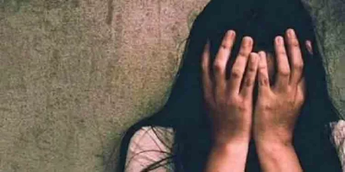 18കാരിയായ മകളെ ബലാത്സംഗം ചെയ്തത് പിതാവ് ; ഒത്താശ നല്കി അമ്മ 18കാരിയായ മകളെ ബലാത്സംഗം ചെയ്തത് പിതാവ് ; ഒത്താശ നല്കി അമ്മ
