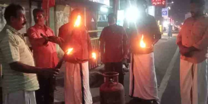 പാചകവാതക വില വര്ദ്ധനവിനെതിരെ സിപിഐയുടെ പ്രതിഷേധ അഗ്നി പാചകവാതക വില വര്ദ്ധനവിനെതിരെ സിപിഐയുടെ പ്രതിഷേധ അഗ്നി