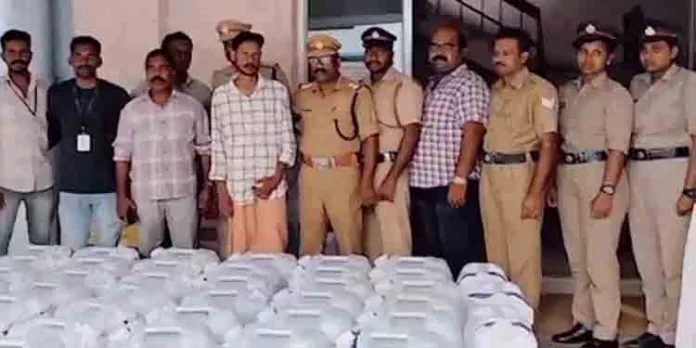 കായംകുളത്ത് വന് സ്പിരിറ്റ് വേട്ട ; 2135 ലിറ്റര് സ്പിരിറ്റ് എക്സൈസ് പിടികൂടി കായംകുളത്ത് വന് സ്പിരിറ്റ് വേട്ട ; 2135 ലിറ്റര് സ്പിരിറ്റ് എക്സൈസ് പിടികൂടി
