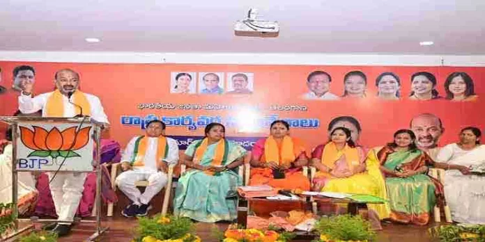 അധികാരത്തിലെത്തിയാല് എല്ലാ ക്രിമിനലുകളുടെയും വീടുകള് ബുള്ഡോസര് ഉപയോഗിച്ച് തകര്ക്കുo: ബിജെപി അധികാരത്തിലെത്തിയാല് എല്ലാ ക്രിമിനലുകളുടെയും വീടുകള് ബുള്ഡോസര് ഉപയോഗിച്ച് തകര്ക്കുo: ബിജെപി