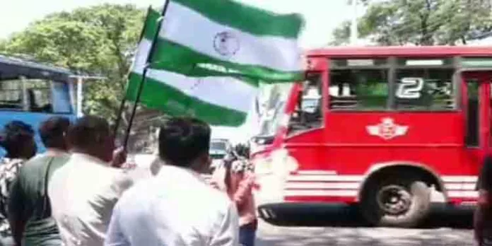 നിയമം പാലിക്കാതെ സര്വ്വീസ് നടത്തുന്ന ബസ്സുകളെ തടഞ്ഞ് മുനിസിപ്പല് ബസ് സ്റ്റാന്റിലേക്ക് കടത്തിവിട്ട് നാഷണല് ജനതാദള് നിയമം പാലിക്കാതെ സര്വ്വീസ് നടത്തുന്ന ബസ്സുകളെ തടഞ്ഞ് മുനിസിപ്പല് ബസ് സ്റ്റാന്റിലേക്ക് കടത്തിവിട്ട് നാഷണല് ജനതാദള്