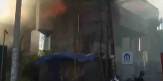 തൃശ്ശൂരില് കാര് ഷോറൂമില് വന് തീപിടിത്തം ; മൂന്ന് കാറുകള് കത്തിനശിച്ചു തൃശ്ശൂരില് കാര് ഷോറൂമില് വന് തീപിടിത്തം ; മൂന്ന് കാറുകള് കത്തിനശിച്ചു