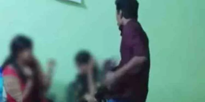 ശമ്പളവും അവധിയും ചോദിച്ചതിന് നെയ്യാറ്റിന്കരയില് സെയില്സ് ഗേളിനെ പൂട്ടിയിട്ട് മര്ദ്ദിച്ചു ശമ്പളവും അവധിയും ചോദിച്ചതിന് നെയ്യാറ്റിന്കരയില് സെയില്സ് ഗേളിനെ പൂട്ടിയിട്ട് മര്ദ്ദിച്ചു