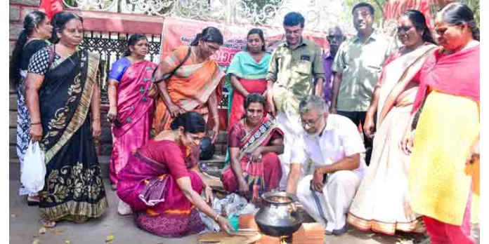 കേരളാ മഹിളാഫെഡറേഷന് തൊടുപുഴ ഏരിയാ കമ്മറ്റി കട്ടന് ചായ സമരം നടത്തി കേരളാ മഹിളാഫെഡറേഷന് തൊടുപുഴ ഏരിയാ കമ്മറ്റി കട്ടന് ചായ സമരം നടത്തി