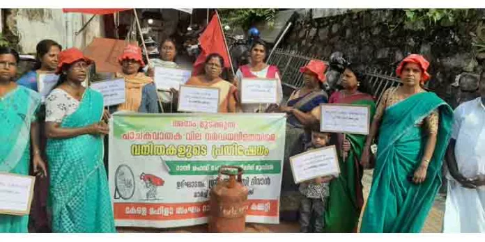 പാചക വാതക വില വർദ്ധനവിനെതിരെ കേരള മഹിള സംഘം റാന്നി മണ്ഡലം കമ്മിറ്റി പ്രതിഷേധ ധർണ നടത്തി പാചക വാതക വില വർദ്ധനവിനെതിരെ കേരള മഹിള സംഘം റാന്നി മണ്ഡലം കമ്മിറ്റി പ്രതിഷേധ ധർണ നടത്തി