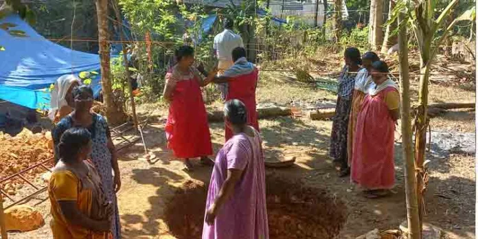 വളയിട്ടകൈകള് കൈക്കോട്ടെടുത്തു ; ജെസിയുടെ കുടിവെള്ളമെന്ന സ്വപ്നത്തിന് പൂര്ണതയാകുന്നു വളയിട്ടകൈകള് കൈക്കോട്ടെടുത്തു ; ജെസിയുടെ കുടിവെള്ളമെന്ന സ്വപ്നത്തിന് പൂര്ണതയാകുന്നു