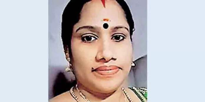 കൊലപാതകക്കേസിലെ പ്രതിയുടെ ഭാര്യ തൂങ്ങിമരിച്ച നിലയിൽ കൊലപാതകക്കേസിലെ പ്രതിയുടെ ഭാര്യ തൂങ്ങിമരിച്ച നിലയിൽ