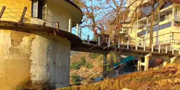 പെരുന്തേനരുവി കുടിവെള്ള പദ്ധതിയുടെ പമ്പ്ഹൗസിൽ കൂറ്റൻ മരം ഒഴുക്കിൽപ്പെട്ട് ദ്രവിച്ചിട്ടും നീക്കാൻ നടപടിയില്ല പെരുന്തേനരുവി കുടിവെള്ള പദ്ധതിയുടെ പമ്പ്ഹൗസിൽ കൂറ്റൻ മരം ഒഴുക്കിൽപ്പെട്ട് ദ്രവിച്ചിട്ടും നീക്കാൻ നടപടിയില്ല