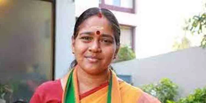 ഇഷ്ടികകള് ശേഖരിക്കുന്നതിന് പിഴ ; മേയര്ക്കെതിരെ ശോഭാ സുരേന്ദ്രന് ഇഷ്ടികകള് ശേഖരിക്കുന്നതിന് പിഴ ; മേയര്ക്കെതിരെ ശോഭാ സുരേന്ദ്രന്