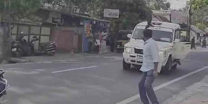 നെയ്യാറ്റിൻകരയിലും പാറശാലയിലും മുഖ്യമന്ത്രിക്ക് നേരെ കരിങ്കൊടി വീശി യൂത്ത് കോൺഗ്രസ് പ്രവർത്തകർ നെയ്യാറ്റിൻകരയിലും പാറശാലയിലും മുഖ്യമന്ത്രിക്ക് നേരെ കരിങ്കൊടി വീശി യൂത്ത് കോൺഗ്രസ് പ്രവർത്തകർ