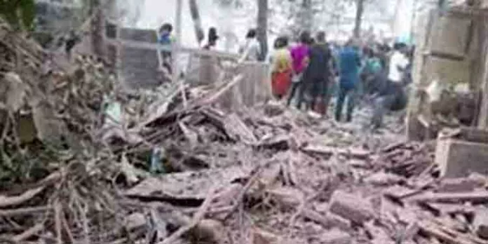 വരാപ്പുഴയില് സ്ഫോടനമുണ്ടായ പടക്കശാലയില് നടന്നിരുന്നത് അനധികൃത പടക്കനിര്മാണമെന്ന് പോലീസ് കണ്ടെത്തല് വരാപ്പുഴയില് സ്ഫോടനമുണ്ടായ പടക്കശാലയില് നടന്നിരുന്നത് അനധികൃത പടക്കനിര്മാണമെന്ന് പോലീസ് കണ്ടെത്തല്
