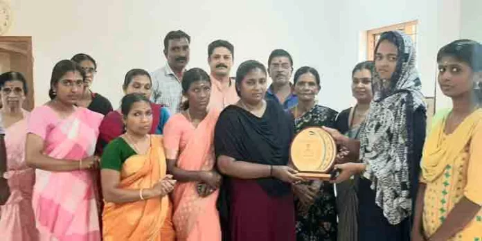 വനിതാ ദിനത്തിൽ വനിതാ ഫോറസ്റ്റ് വാച്ചറെ ആദരിച്ചു വനിതാ ദിനത്തിൽ വനിതാ ഫോറസ്റ്റ് വാച്ചറെ ആദരിച്ചു