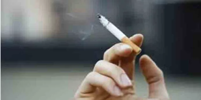 വിമാനത്തിനുള്ളിലെ ശുചിമുറിയില് സിഗരറ്റ് വലിച്ച യുവതി ബംഗളൂരുവില് പിടിയിലായി വിമാനത്തിനുള്ളിലെ ശുചിമുറിയില് സിഗരറ്റ് വലിച്ച യുവതി ബംഗളൂരുവില് പിടിയിലായി