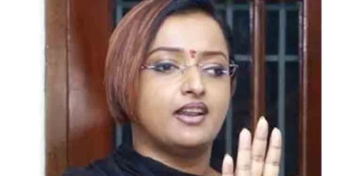 എം.വി.ഗോവിന്ദന് പറഞ്ഞപ്രകാരമാണ് വിളിക്കുന്നതെന്ന് വിജയ് പിള്ള പറഞ്ഞു ; കൊല്ലുമെന്ന് ഭീഷണിപ്പെടുത്തി ; ഫെയ്സ്ബുക്ക് ലൈവില് ആരോപണവുമായി സ്വപ്ന സുരേഷ് എം.വി.ഗോവിന്ദന് പറഞ്ഞപ്രകാരമാണ് വിളിക്കുന്നതെന്ന് വിജയ് പിള്ള പറഞ്ഞു ; കൊല്ലുമെന്ന് ഭീഷണിപ്പെടുത്തി ; ഫെയ്സ്ബുക്ക് ലൈവില് ആരോപണവുമായി സ്വപ്ന സുരേഷ്