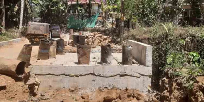 അറയ്ക്കമൺ ചുട്ടിപ്പാറ റോഡ് സംഗമിക്കുന്നിടത്തെ കലുങ്ക് നിര്മ്മാണം ഇഴയുന്നു ; ജനങ്ങള് ദുരിതത്തില് അറയ്ക്കമൺ ചുട്ടിപ്പാറ റോഡ് സംഗമിക്കുന്നിടത്തെ കലുങ്ക് നിര്മ്മാണം ഇഴയുന്നു ; ജനങ്ങള് ദുരിതത്തില്