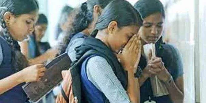 4.19 ലക്ഷം വിദ്യാര്ത്ഥികള് ; ഇക്കൊല്ലത്തെ എസ്.എസ്.എല്.സി പരീക്ഷ ഇന്ന്തുടങ്ങും 4.19 ലക്ഷം വിദ്യാര്ത്ഥികള് ; ഇക്കൊല്ലത്തെ എസ്.എസ്.എല്.സി പരീക്ഷ ഇന്ന്തുടങ്ങും
