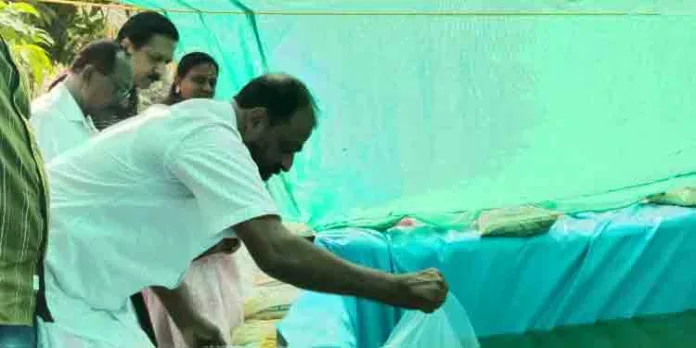 ‘മുറ്റത്തൊരു മീൻ തോട്ടം’ പദ്ധതി ; മത്സ്യക്കുഞ്ഞുങ്ങളെ കുളത്തിൽ നിക്ഷേപിക്കൽ ചടങ്ങിന്റെ ഉദ്ഘാടനം നടത്തി ‘മുറ്റത്തൊരു മീൻ തോട്ടം’ പദ്ധതി ; മത്സ്യക്കുഞ്ഞുങ്ങളെ കുളത്തിൽ നിക്ഷേപിക്കൽ ചടങ്ങിന്റെ ഉദ്ഘാടനം നടത്തി