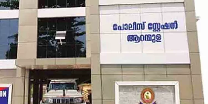 ഇന്സ്റ്റാഗ്രാമില് പരിചയപ്പെട്ട പെണ്കുട്ടിയെ തേടി മലപ്പുറത്ത് നിന്ന് യുവാവെത്തി : നാട്ടുകാര് സംഘടിച്ചതിനാല് കൊണ്ടു പോകാന് കഴിഞ്ഞില്ല ഇന്സ്റ്റാഗ്രാമില് പരിചയപ്പെട്ട പെണ്കുട്ടിയെ തേടി മലപ്പുറത്ത് നിന്ന് യുവാവെത്തി : നാട്ടുകാര് സംഘടിച്ചതിനാല് കൊണ്ടു പോകാന് കഴിഞ്ഞില്ല