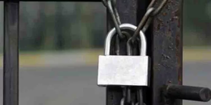കൊട്ടിക്കലാശത്തിന് സിനിമാറ്റിക് ഡാന്സ് ; വിദ്യാര്ത്ഥികളുടെ ആവശ്യം നിഷേധിച്ചതോടെ പ്രതിഷേധം – ഒടുവില് പ്രിന്സിപ്പലിനെ ഉള്പ്പടെ പുറത്ത് വിടാതെ ഗേറ്റ് പൂട്ടി ഉപരോധം കൊട്ടിക്കലാശത്തിന് സിനിമാറ്റിക് ഡാന്സ് ; വിദ്യാര്ത്ഥികളുടെ ആവശ്യം നിഷേധിച്ചതോടെ പ്രതിഷേധം – ഒടുവില് പ്രിന്സിപ്പലിനെ ഉള്പ്പടെ പുറത്ത് വിടാതെ ഗേറ്റ് പൂട്ടി ഉപരോധം