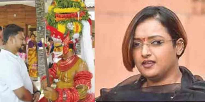 കേസ് ഒത്തുതീർപ്പാക്കാൻ ഇടനിലക്കാരനായി തന്നെ വന്നു കണ്ടുവെന്ന സ്വപ്നയുടെ ആരോപണം പച്ചക്കള്ളo : വിജേഷ് പിള്ള കേസ് ഒത്തുതീർപ്പാക്കാൻ ഇടനിലക്കാരനായി തന്നെ വന്നു കണ്ടുവെന്ന സ്വപ്നയുടെ ആരോപണം പച്ചക്കള്ളo : വിജേഷ് പിള്ള