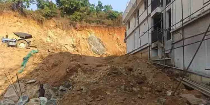 വെണ്ണിക്കുളത്തെ പണി തീരാത്ത കെട്ടിടത്തിന്റെ പേരില് അനധികൃത മണ്ണ്-പാറഖനനം വെണ്ണിക്കുളത്തെ പണി തീരാത്ത കെട്ടിടത്തിന്റെ പേരില് അനധികൃത മണ്ണ്-പാറഖനനം