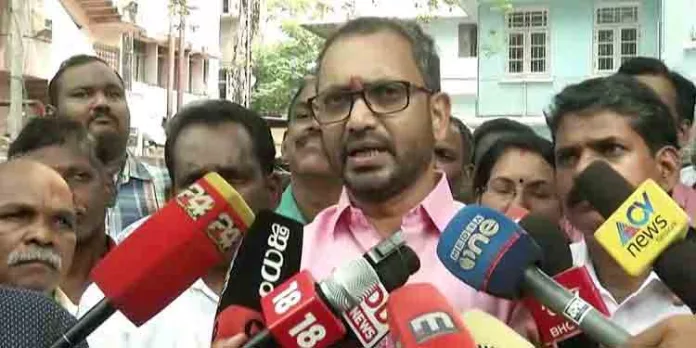 കരാറുകാരെ സംരക്ഷിക്കുന്ന നിലപാടാണ് മുഖ്യമന്ത്രി സ്വീകരിക്കുന്നത് എന്ന് ബിജെപി സംസ്ഥാന അധ്യക്ഷൻ കെ. സുരേന്ദ്രൻ കരാറുകാരെ സംരക്ഷിക്കുന്ന നിലപാടാണ് മുഖ്യമന്ത്രി സ്വീകരിക്കുന്നത് എന്ന് ബിജെപി സംസ്ഥാന അധ്യക്ഷൻ കെ. സുരേന്ദ്രൻ