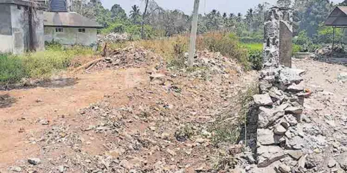 ഭൂമിത്തർക്കം ; നഗരസഭയുടെ സ്ഥലത്തിനു ചുറ്റും വേലി സ്ഥാപിക്കുന്ന ജോലികൾ തുടങ്ങി ഭൂമിത്തർക്കം ; നഗരസഭയുടെ സ്ഥലത്തിനു ചുറ്റും വേലി സ്ഥാപിക്കുന്ന ജോലികൾ തുടങ്ങി