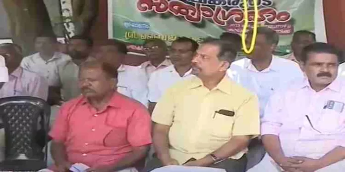 നികുതി അടയ്ക്കാത്തതിന്റെ പേരിൽ ജപ്തി നോട്ടീസ് ; കോഴി കർഷകർ സമരം തുടങ്ങി നികുതി അടയ്ക്കാത്തതിന്റെ പേരിൽ ജപ്തി നോട്ടീസ് ; കോഴി കർഷകർ സമരം തുടങ്ങി