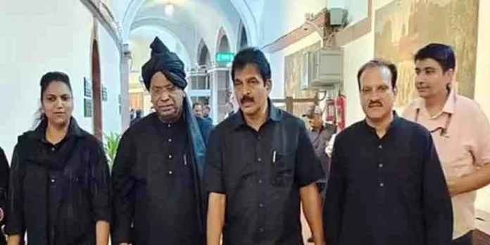 കറുപ്പണിഞ്ഞ് എം.പിമാർ പാർലമെന്റിലേക്ക് ; രാഹുലിനെ അയോഗ്യനാക്കിയതിൽ പ്രതിപക്ഷ യോഗം കറുപ്പണിഞ്ഞ് എം.പിമാർ പാർലമെന്റിലേക്ക് ; രാഹുലിനെ അയോഗ്യനാക്കിയതിൽ പ്രതിപക്ഷ യോഗം