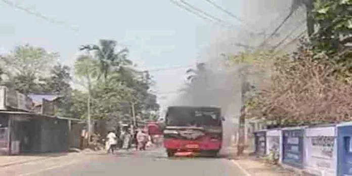 തിരുവനന്തപുരത്ത് കെഎസ്ആര്ടിസി ബസിന് തീ പിടിച്ചു തിരുവനന്തപുരത്ത് കെഎസ്ആര്ടിസി ബസിന് തീ പിടിച്ചു